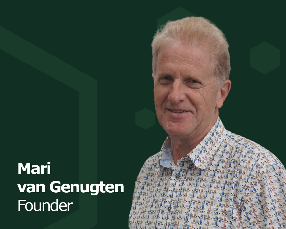 Portret van Mari van Genugten, oprichter van Genugten Agri, glimlachend in een overhemd met patroon tegen een donkergroene achtergrond met bedrijfstekst.